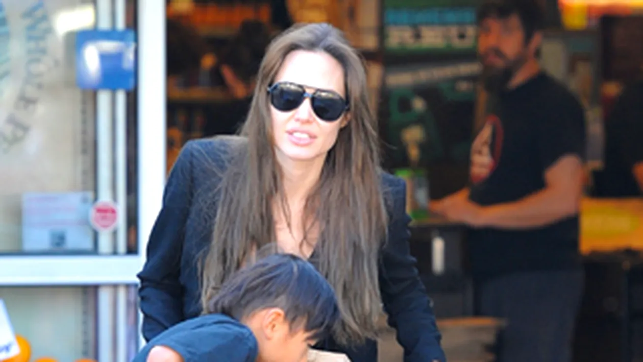 Jolie, la cumparaturi cu fiul adoptat