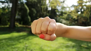 Cearta a două femei din Tulcea, lăsată cu intervenția poliției. Motivul este greu de crezut! Are legătură cu niște vopsea albă și niște rufe