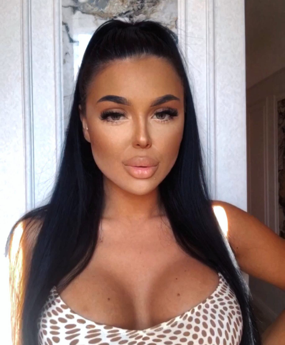 Andra e o brunetă foarte sexy