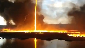 Un incendiu asemănător unei mini tornade a izbucnit într-o fabrică din Marea Britanie! VIDEO
