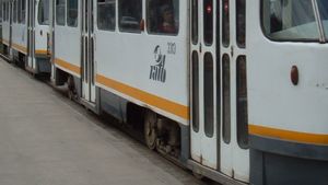 Șocant! Un bărbat a murit în timp ce mergea cu tramvaiul. Tragedia s-a produs în București. FOTO