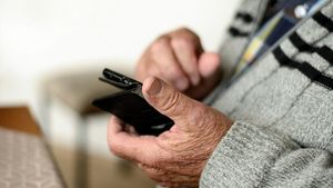 Caz revoltător la Iași. Un bătrân stă de câteva zile pe o targă, la Urgențe, după ce familia nu l-a mai primit acasă, de Crăciun