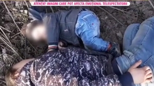O femeie din Iași, beată moartă în șanț, cu copilul de doi ani după ea! Vecinii au fost nevoiți să o ducă pe brațe acasă
