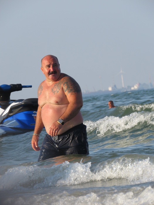 Nici cei mai buni hoţi din lume n-ar avea curaj să-l atace pe Nuţu Cămătaru. ”Spaima Capitalei” a intrat în mare cu 75.000 de euro!