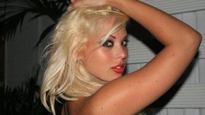 Roxana Nemes, fara sutien prin parc! Uite ce sani imensi are blonda