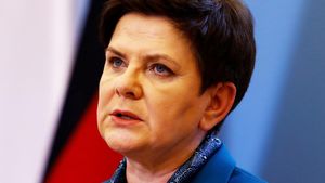 Premierul Poloniei a fost implicat într-un accident rutier! Maşina în care se afla a plonjat de pe sensul de mers