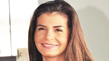 Cum sa daruiesti asa ceva? Monica Gabor a primit cel mai ciudat cadou! Ei ii place mult, dar tu o sa-ti faci cruce!