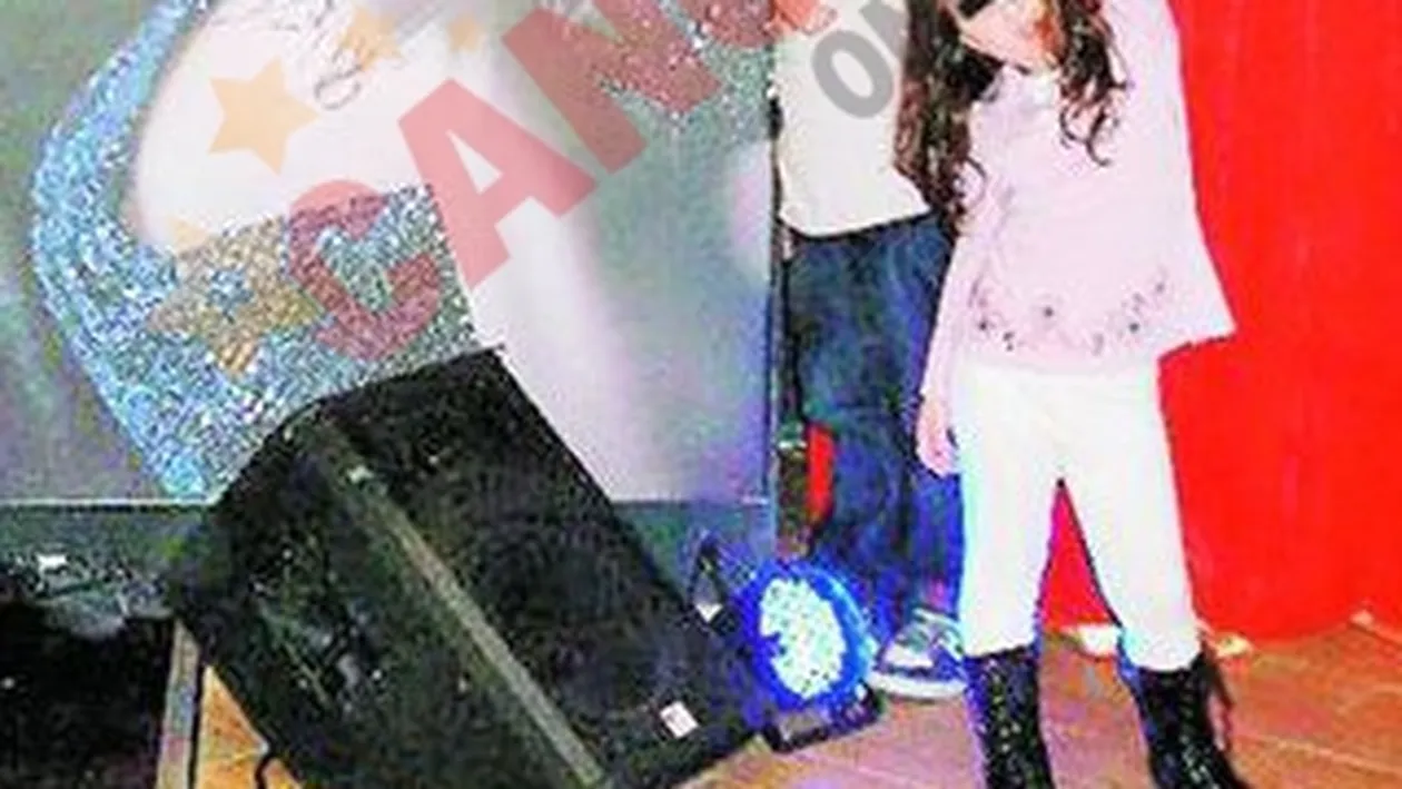 S-au pozat cu posterul mamei