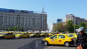 Zeci de taximetrişti şi transportatori protestează în Piaţa Victoriei!