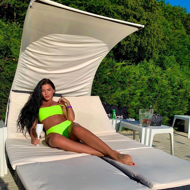Consuela, o brunetă foarte sexy