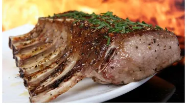 Carnea de miel, mai scumpă anul acesta! Românii sunt nevoiți să vâneze reducerile!