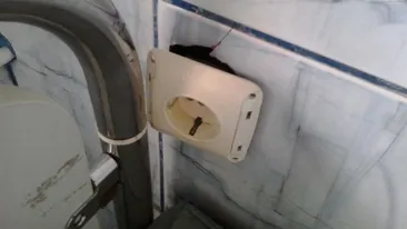 Laturi, asternuturi infecte si conditii in care nici macar un caine nu ar putea trai! Cum arata un spital in Romania in anul 2014!