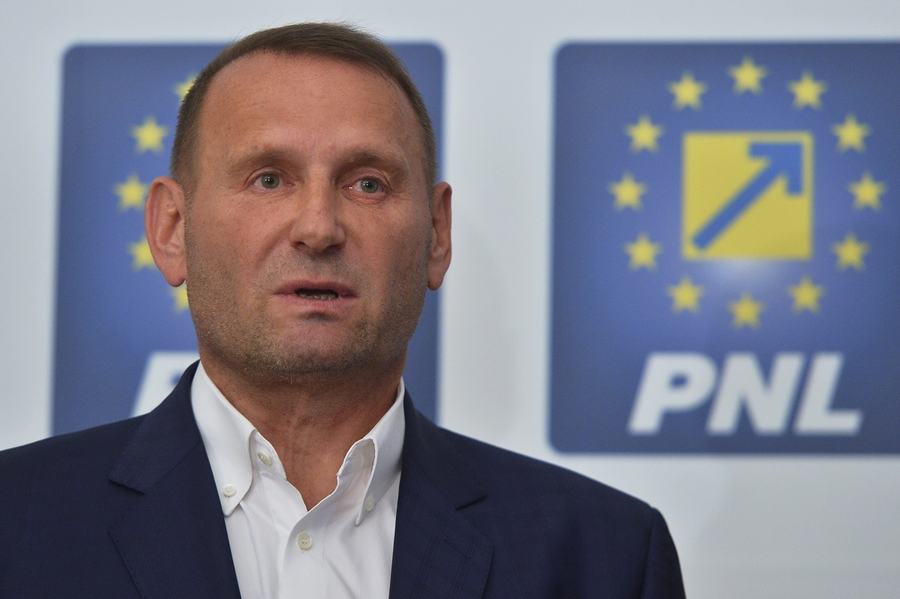 foto Viorel Catarama cu sigla PNL