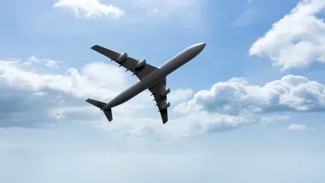 Sute de pasageri, blocați în aeroport, după o aterizare de urgență. Ce s-a întâmplat după oprirea avionului