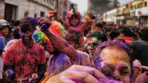 Holi, festivalul culorilor care transformă străzile în curcubee. Sărbătoarea spectaculoasă a primăverii