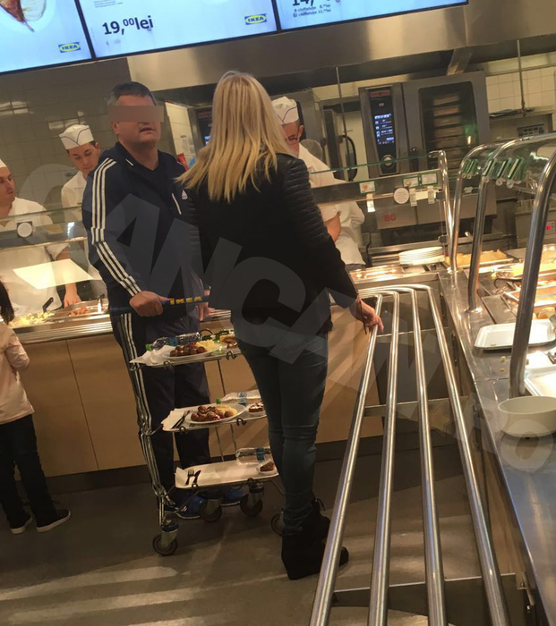 Un coleg de partid a invitat-o la un prânz mai atipic pe Elena Udrea! A scos-o în oraş la… ”Împinge tava”!