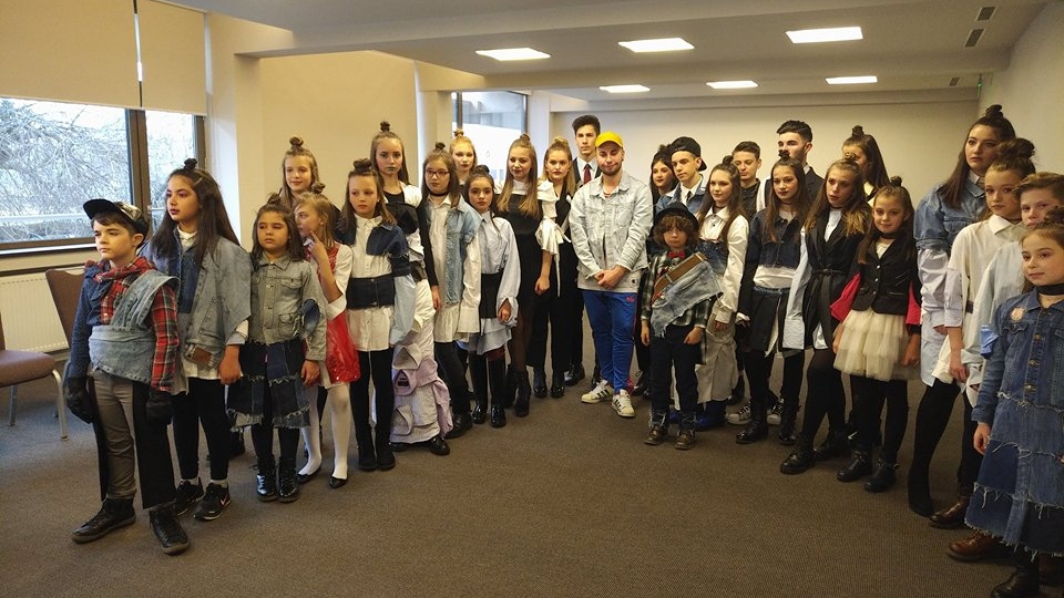 Moda harajuku a pătruns și în România! Iulia Albu e copil pe lângă... Ce a făcut un designer din Baia Mare