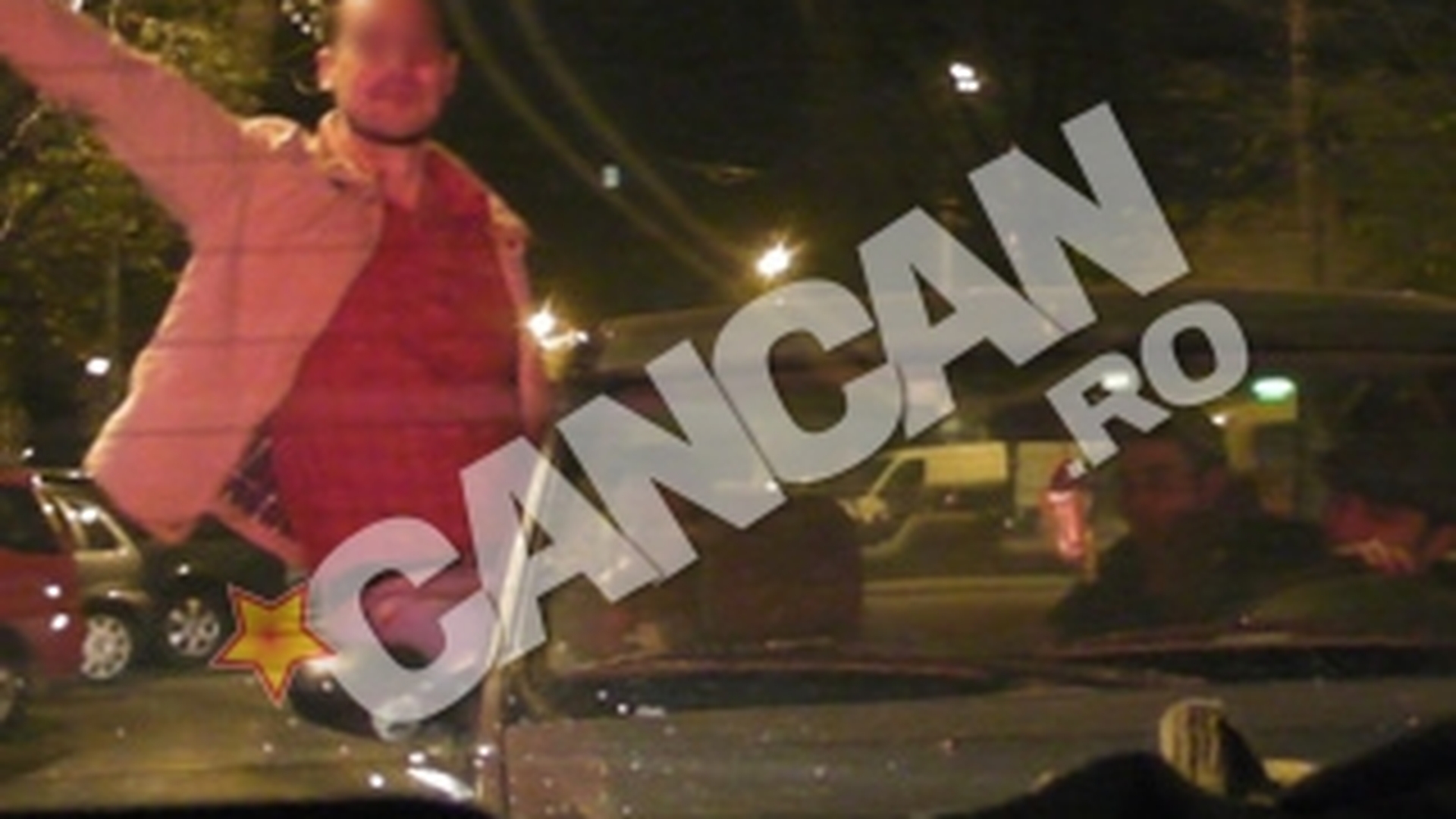 VIDEO Urlete si acrobatii pe strazile Bucurestiului! S-a dat in spectacol si a fost la un pas sa zboare dintr-un Logan!