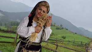 Şampanie fină şi mici la ziua celei mai iubite interprete de folclor. Uite ce cadouri a primit