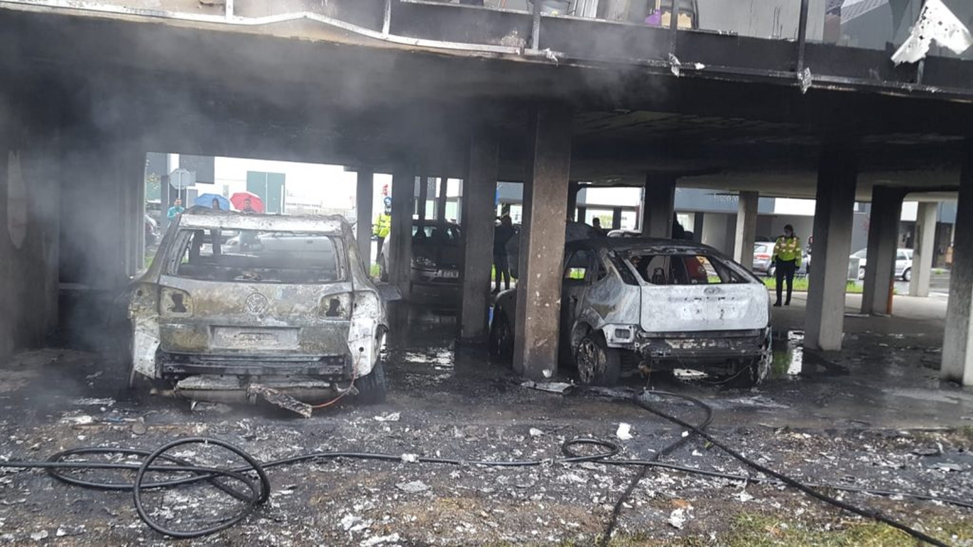 Panică la Cluj, din cauza unui incendiu violent. Două masini au ars în totalitate, iar oameni au fost evacuați din apartamente