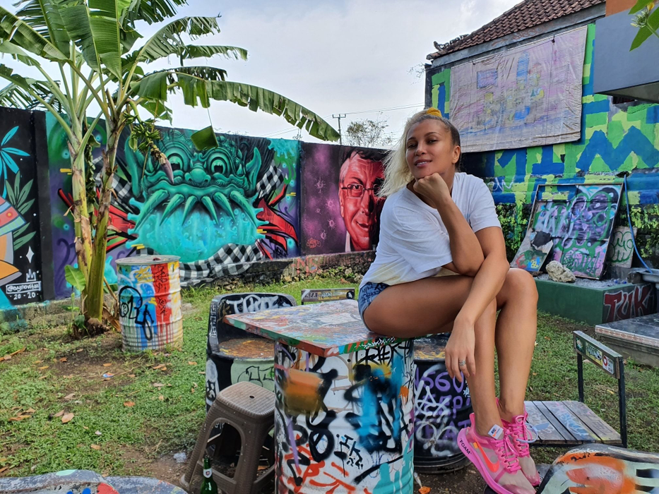 Lora, mesaj cutremurător din Bali: ”Lacrimile nu-mi vor alina durerea. Adio, domnule profesor!”