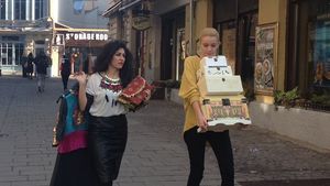 DIANA DUMITRESCU şi DOINIŢA OANCEA, aşa cum nu le-ai mai văzut până acum! După ce şi-au schimbat look-ul, amândouă au...