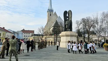 Elevi în costume populare, ținuți în frig la Dej de Mica Unire. Au fost puși să cânte și să facă poze cu aleșii locali, care erau bine îmbrăcați