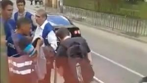 Scene de neînchipuit în tramvaiul 11! Controlorii i-au dislocat umărul unui tânăr pe care îl prinseseră fără bilet!