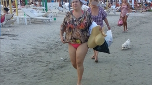 Cand te jeneaza, nu mai conteaza! Viorica din Clejani a facut un gest fulgerator, dar stanjenitor, pe plaja din Mamaia
