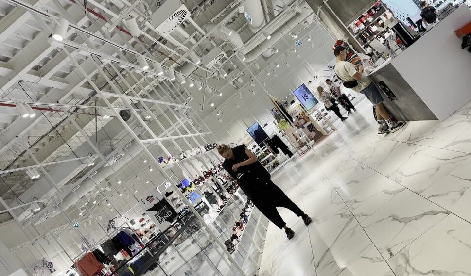 Ilona Brezoianu a ajuns la Mall Băneasa, pentru a-și cumpăra adidași (Foto: CANCAN.RO)