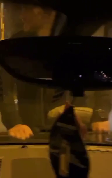 Jador a condus cu un bărbat suit pe capotă