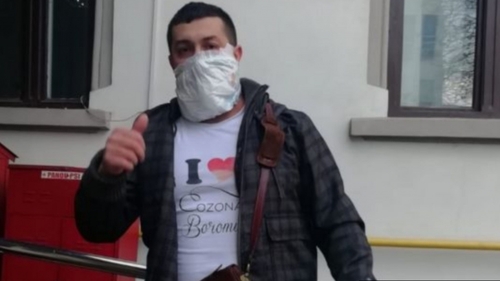 Imaginea care a devenit virală! Un bărbat din Târgu-Jiu a folosit un pampers ca mască de protecție