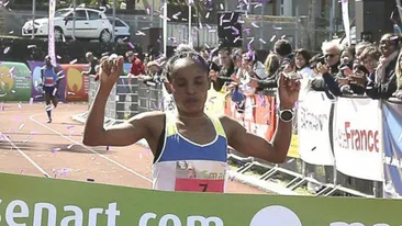 Campioană la maraton, ucisă în bătaie de un refugiat. Poliţia a găsit-o înfăşurată în trofee!