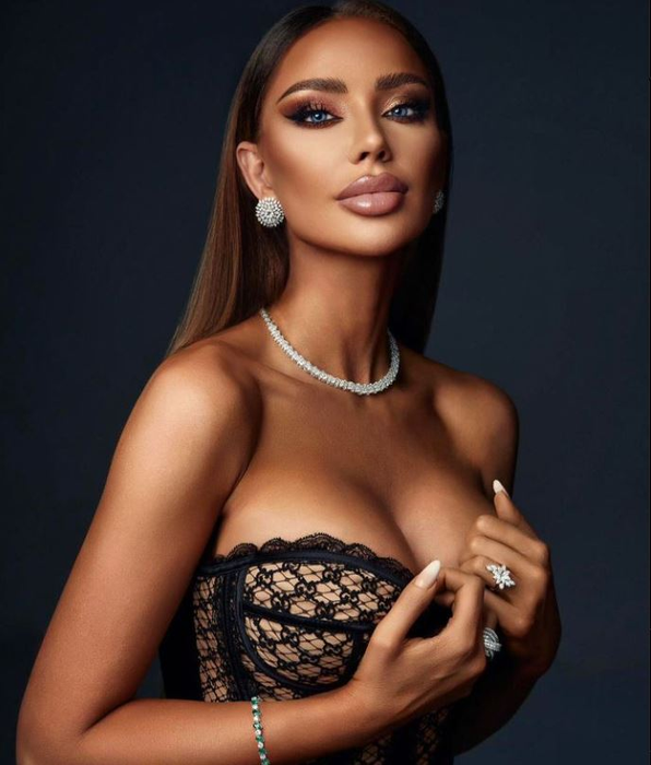 Bianca Drăguşanu s-a operat din nou la faţă şi nu mai iese din casă fără cagulă! Cum arată acum