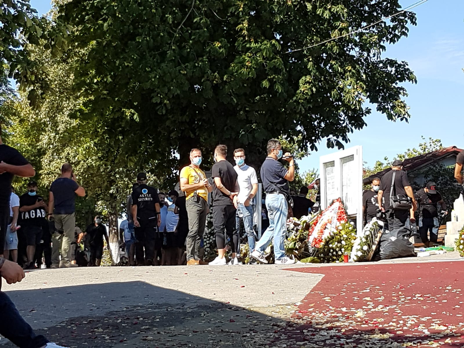 Scene ULUITOARE la căpătâiul lui Emi Pian! Sorin Copilul de Aur a căzut în genunchi în timp ce cânta + Interlopii au ”aruncat” cu bani VIDEO