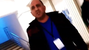 IMAGINI ȘOCANTE: Un paznic de la Spitalul Câmpina îl bate pe fiul unui pacient venit în vizită