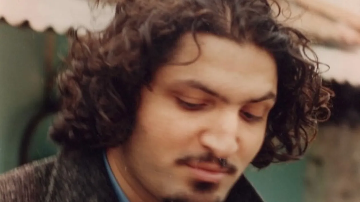 Recunoști tânărul din imagine?! Astăzi e unul dintre cei mai apreciați artiști din România