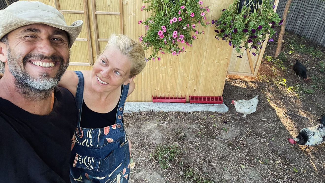 Dana Nălbaru și Dragoș Bucur și-au cumpărat un coteț de ultimă generație pentru găini. Nici bunicii noștri nu trăiau așa la țară!