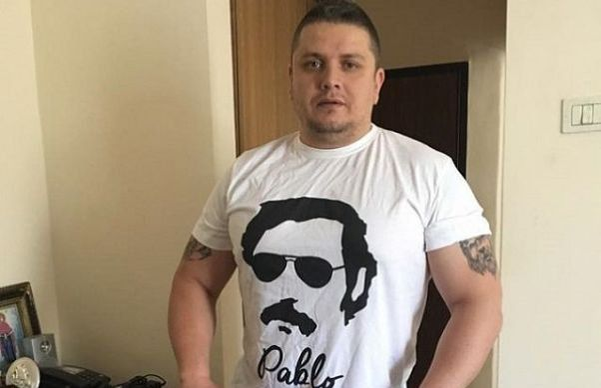 Scandal pe microfon între maneliști la cheful unui interlop. Protagoniști: Copilul de Aur și Leo de la Kuweit!