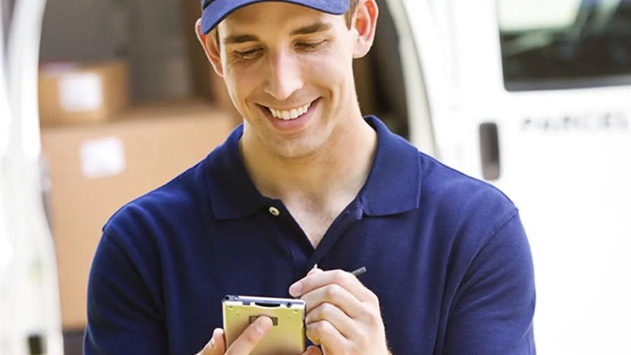 Ce a făcut un bărbat din Târgovişte după ce a comandat un telefon mobil de pe internet! Curierul a avut parte de un ŞOC