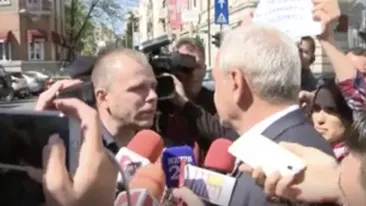 VIDEO / Mălin Bot a fost luat pe sus de jandarmi, dus la secţie şi amendat! Ce sancţiune a primit jurnalistul