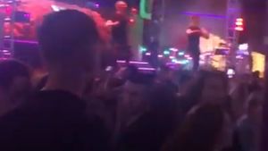 VIDEO | Sute de tineri au petrecut într-un club din Iași, sfidând regulile de distanțare socială
