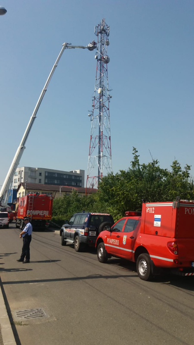 Un bărbat s-a urcat pe un stâlp și amenință că se sinucide!