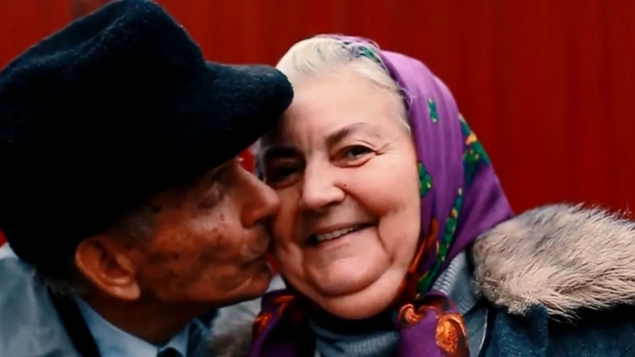 IMAGINI EMOŢIONANTE. Doi bătrâni din Arad arată că dragostea nu se stinge nici după jumătate de secol de căsnicie. Chiar de-ar fi să mor...
