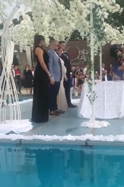 Invitații au crezut că nu văd bine. Cum a venit mama lui Adrian Minune la nunta nepoatei sale, Karmen