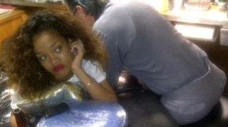 Rihanna si-a mai facut un tatuaj! Uite cum arata!