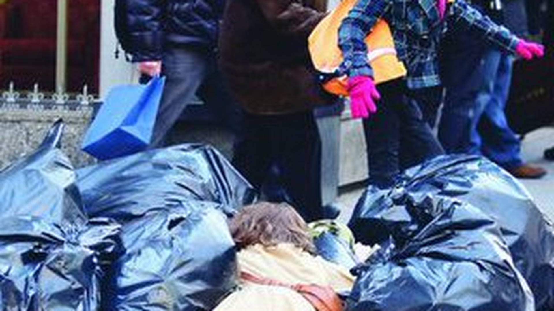 A cazut lata intr-un morman de gunoi
