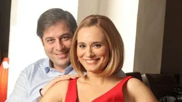 ANDREEA ESCA s-a distrat ca o adolescentă cu soţul ei în club! Cei doi au fost surprinşi în tandreţuri