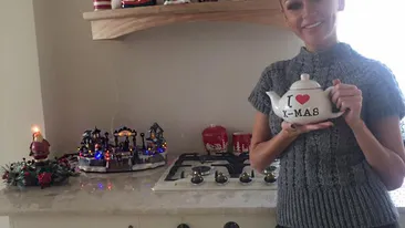 Până la Crăciun mai sunt trei săptămâni, dar Denisa de la Bambi a împodobit de două ori bradul. Cum arată casa solistei!