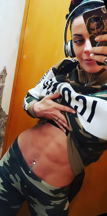 Miss Univers la culturism, izolată la domiciliu în Italia de aproape o săptămână
